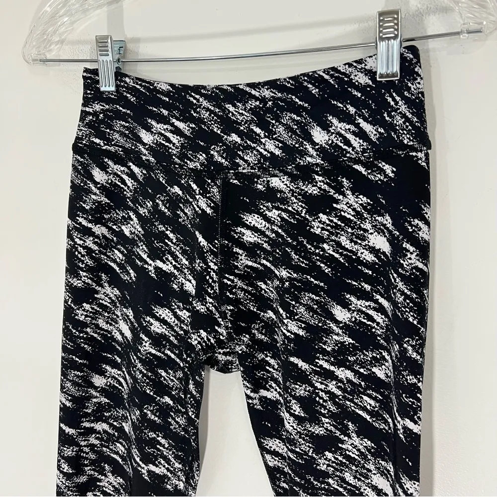 Beyond Yoga Lux Print Capri Legging Etched Block Size Small - Image 3