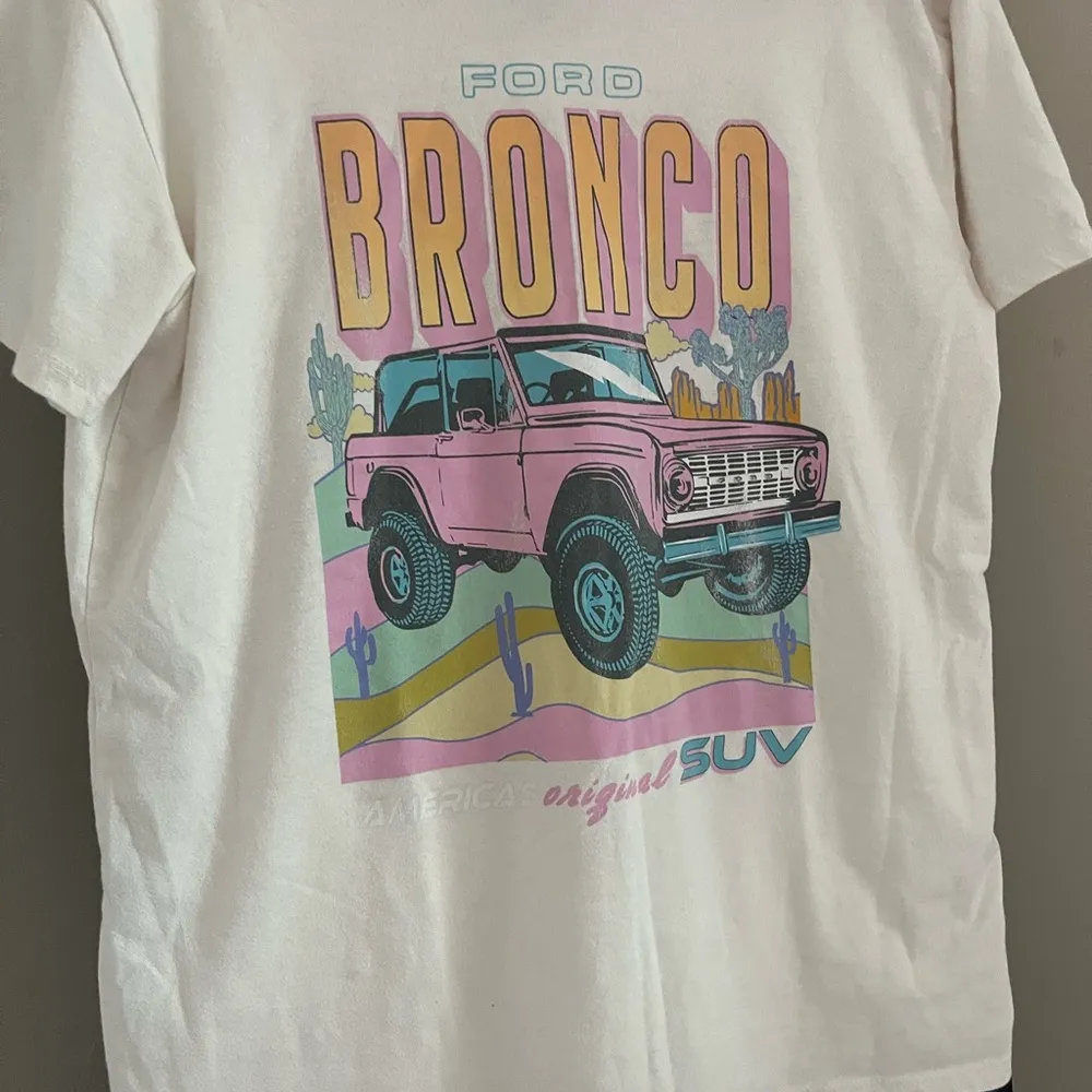 Ford Cream and Pink Bronco Graphic Tee Size L - Image 2