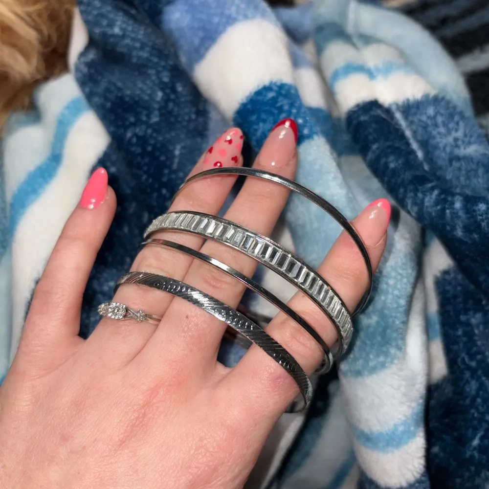 Thin metal bangles, silver color - Image 2