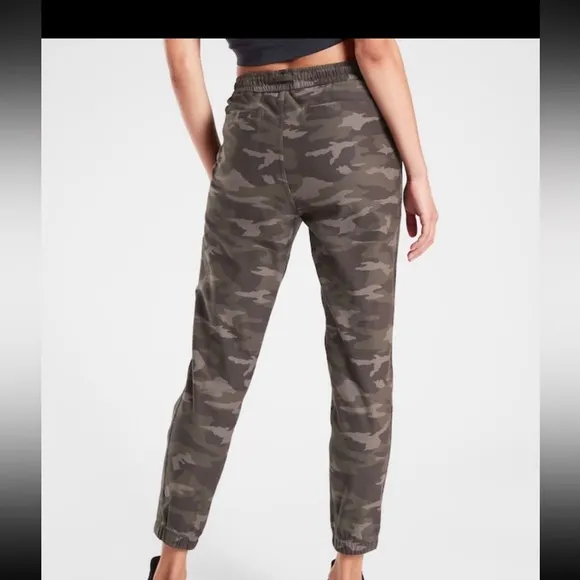Athleta camo farallón jogger size 6 - Image 2