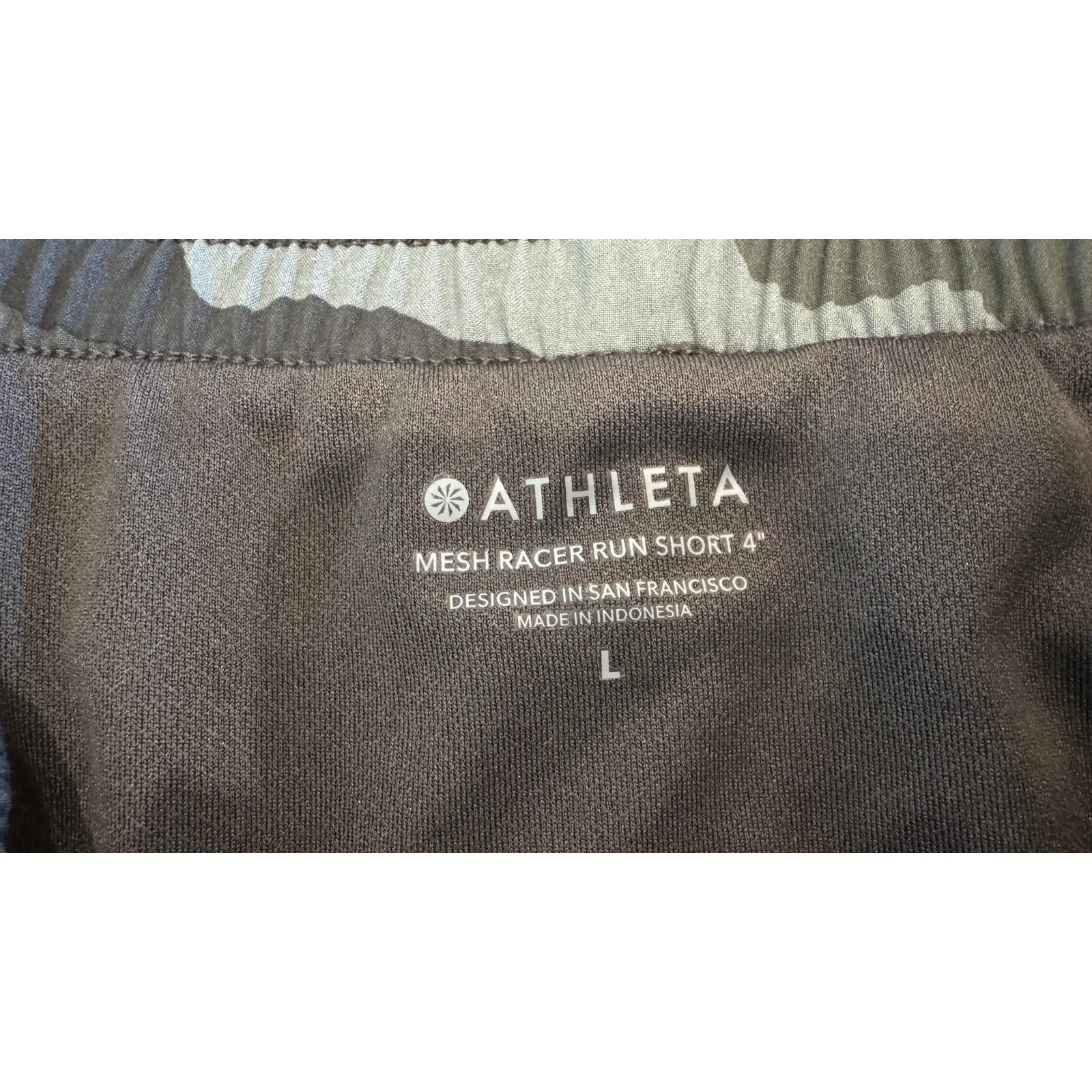 ATHLETA PRINTED MESH RACER RUN SHORT 4” olive camo size large - Image 11