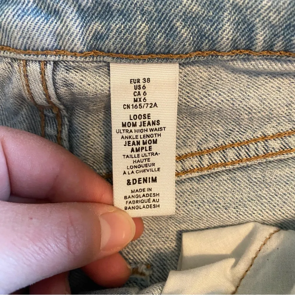 H&M Medium Denim Ultra High Waist Loose Fit Mom Jeans Slight Distress Size 6 - Image 7