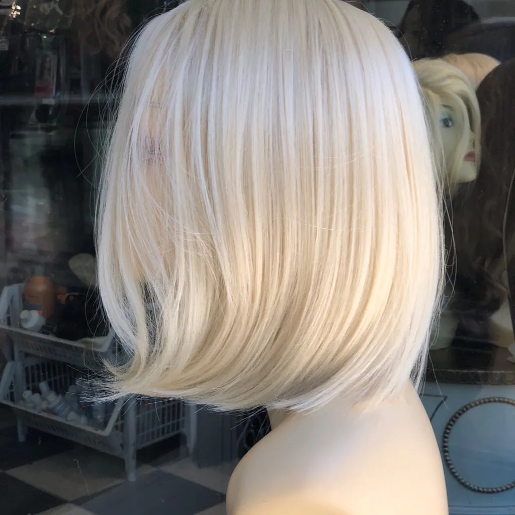 Basic blonde Bob Short SidePart Wig - Image 3