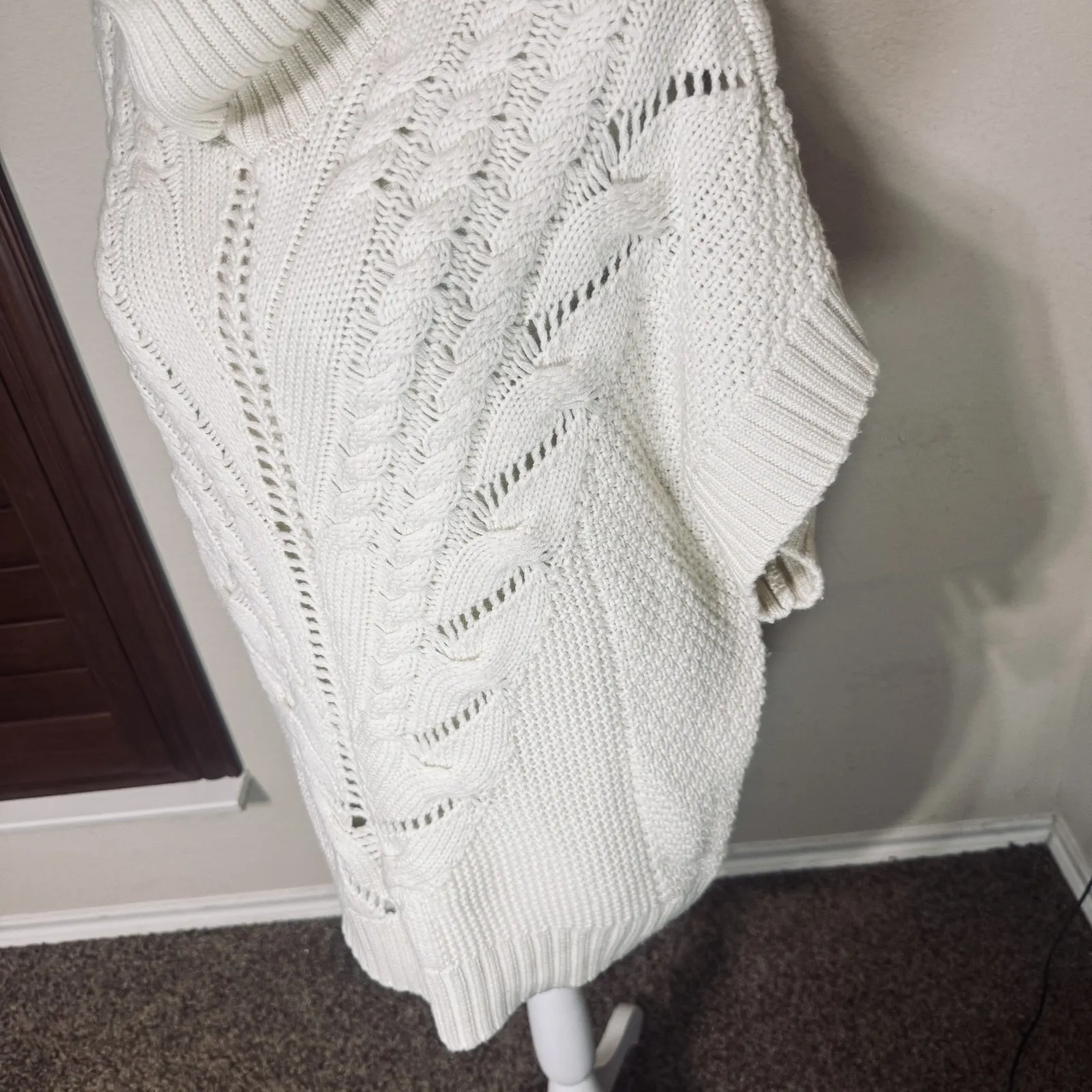 Trina Turk 100% merino wool Cream cowl neck boxy sweater Sz L cable knit - Image 3