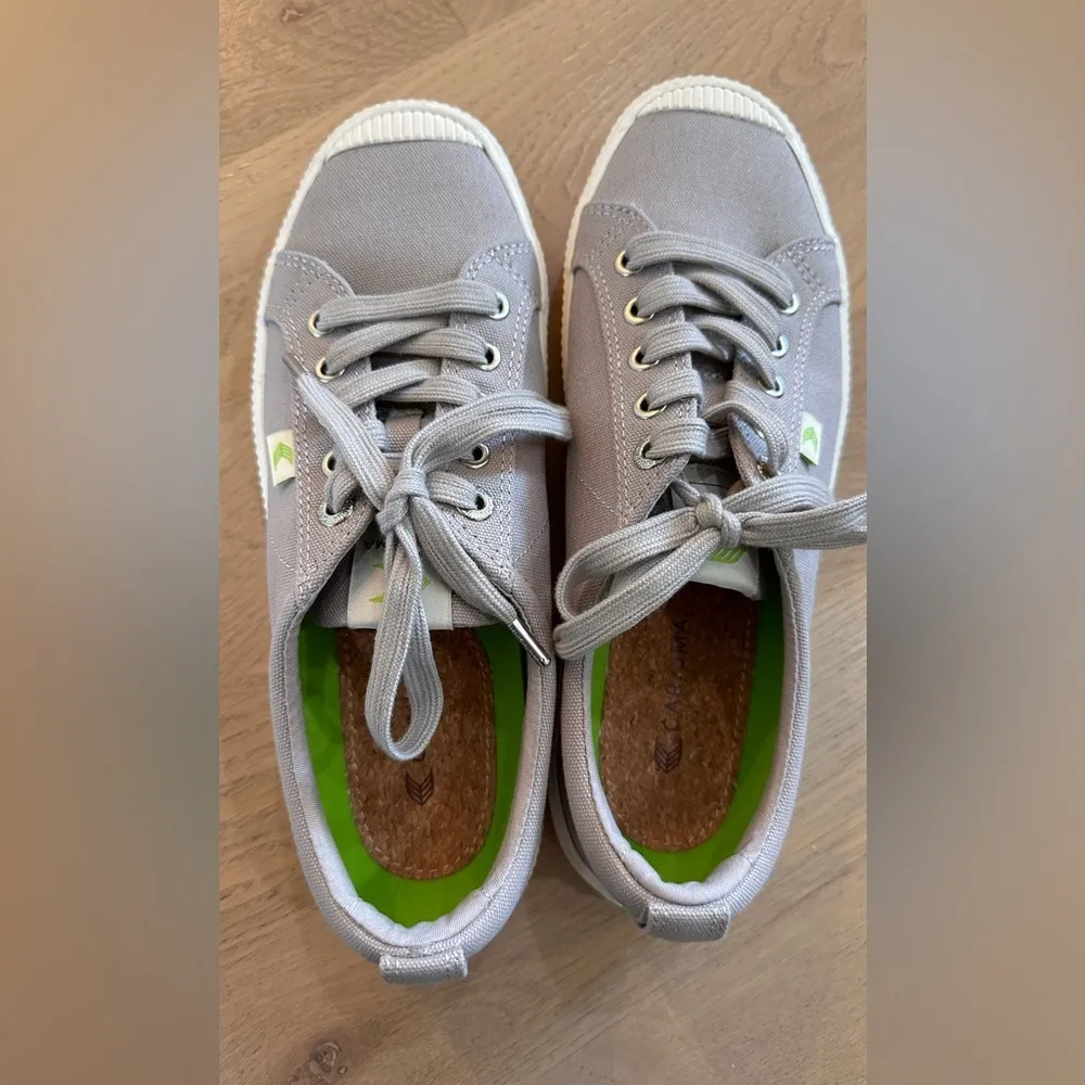 Cariuma women’s OCA Low Canvas Sneaker Gray cork & memory foam insole size 8.5 - Image 3