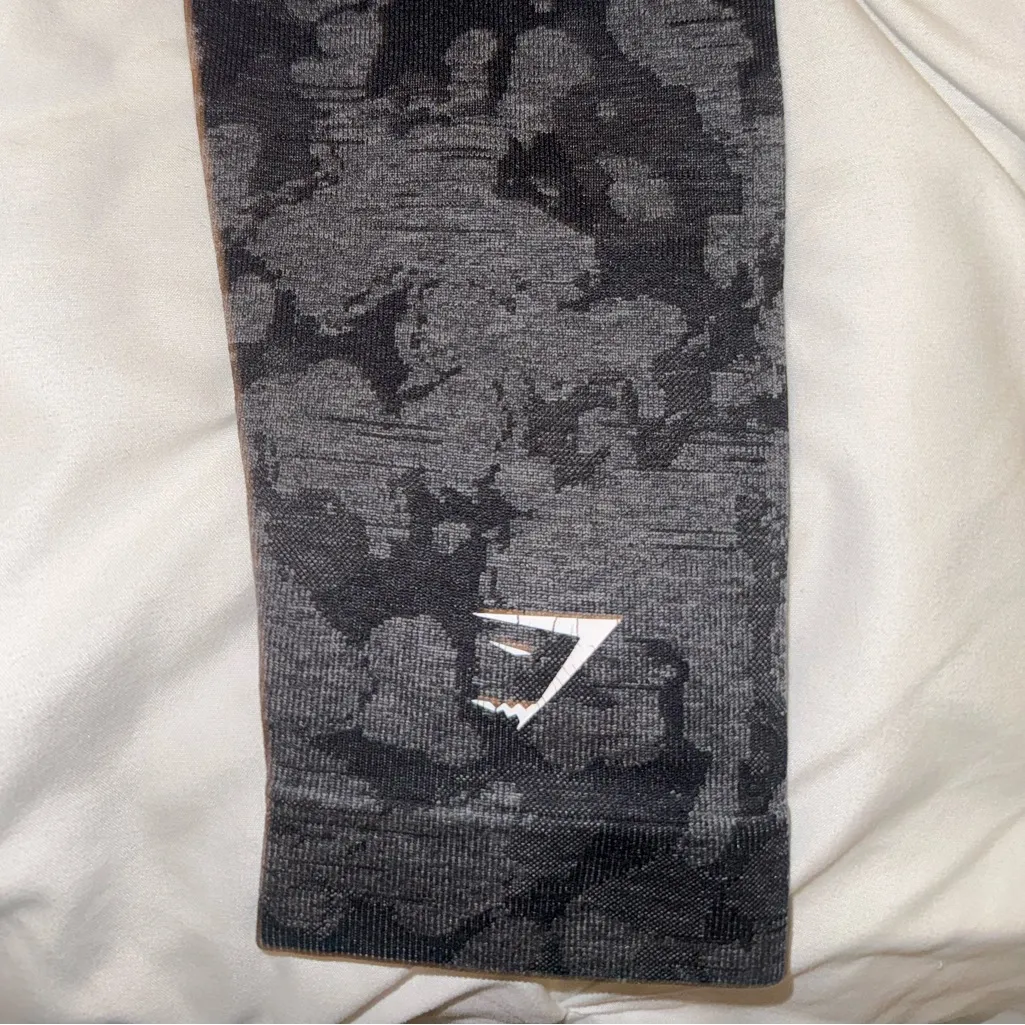Black and grey camo gymshark leggings - Image 4