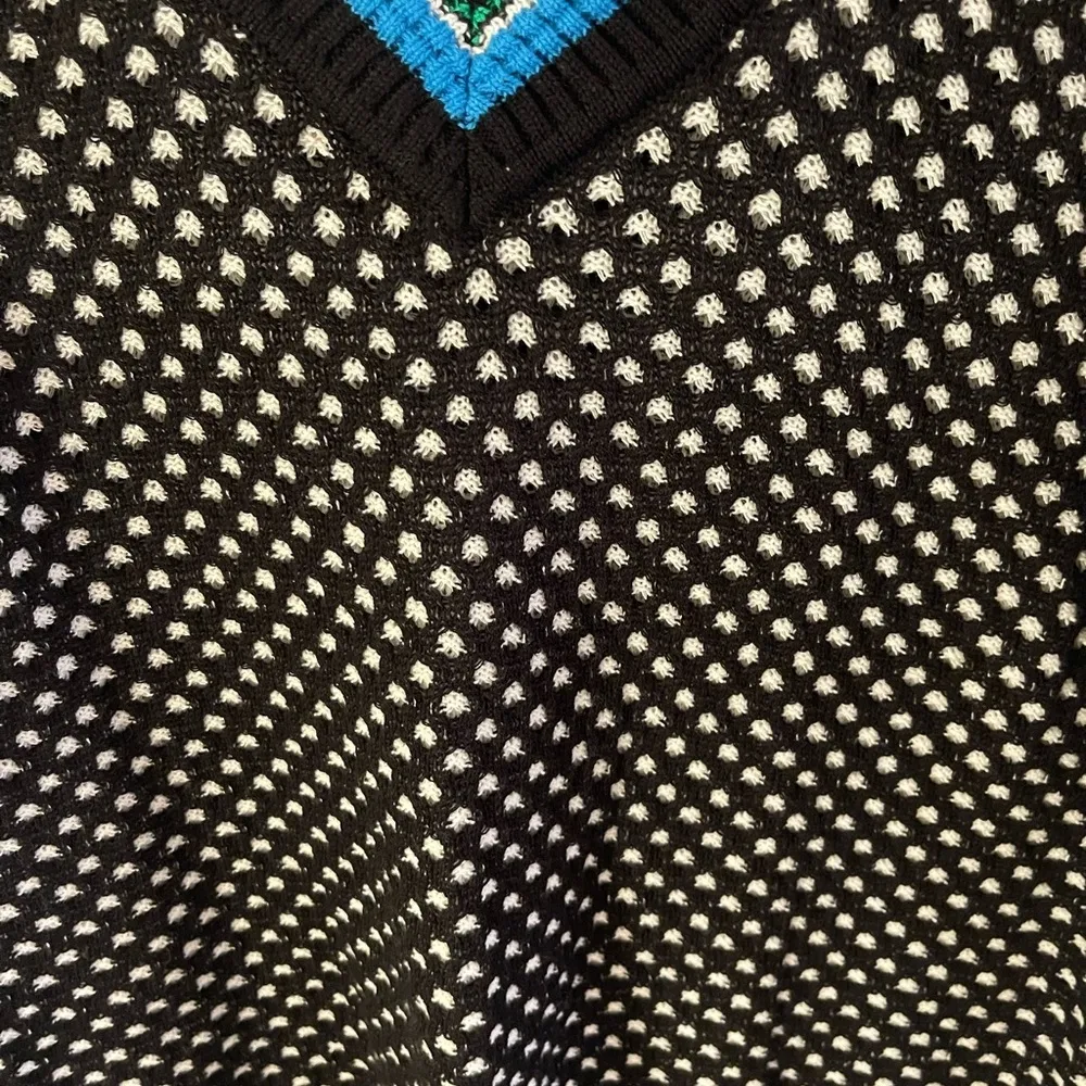 Two by Vince Camuto black patterned v - Image 3