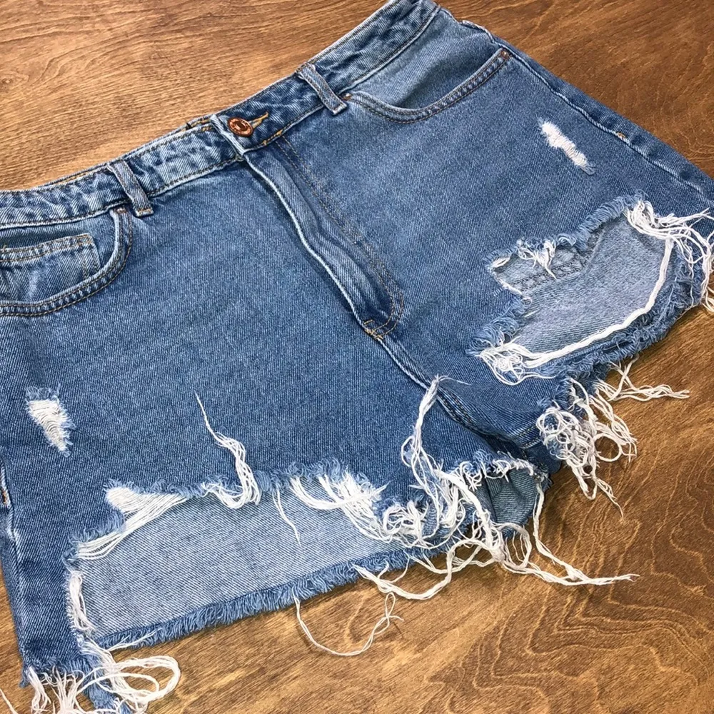 Forever 21 size 30 jean distressed summer shorts - Image 3