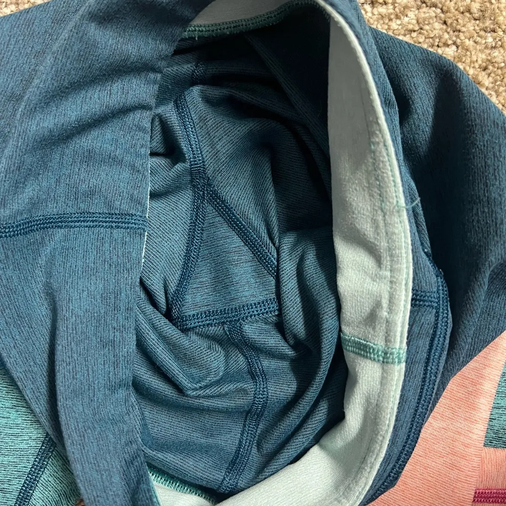 Outdoor Voices 3/4 Two Toned Warmup
Women's Teal and Light Blue Leggings - Image 5