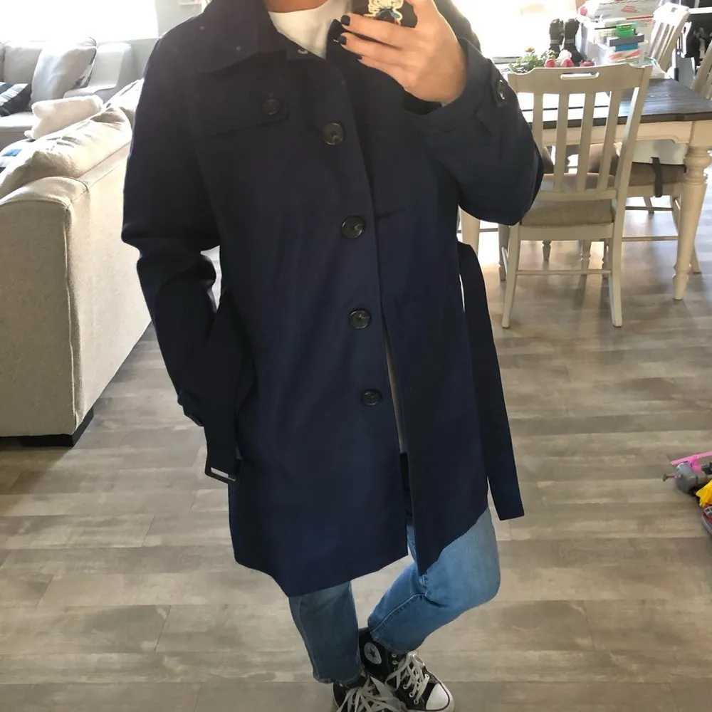 L.L Bean Navy Old Port Trench Coat. Size Medium - Image 4