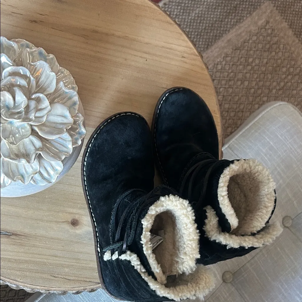 UGG Caspia 3335 Black Leather Lace Up Shearling Ankle Boots Size 7 - Image 6