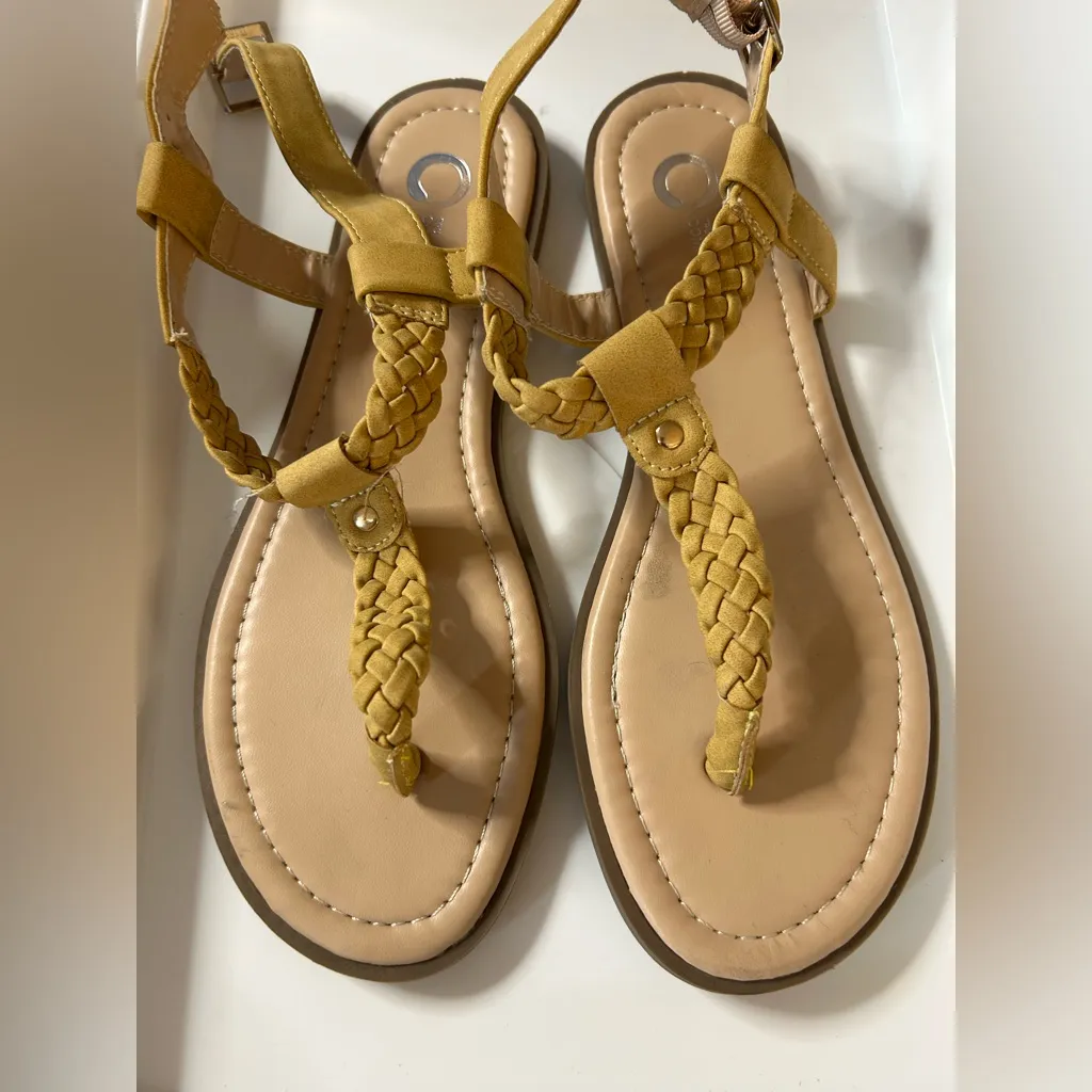 NEW Journee Women's Comfort Insole Genevive Flat Sandals 8 $79 - Image 4