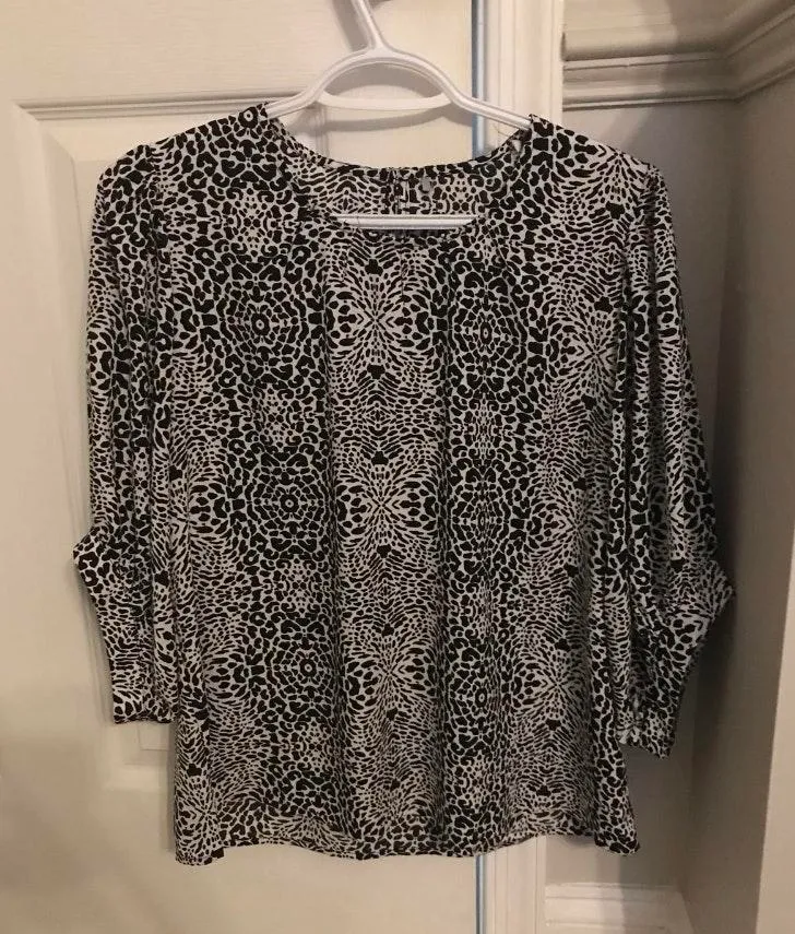 NWOT Black & White Printed Blouse - Image 2