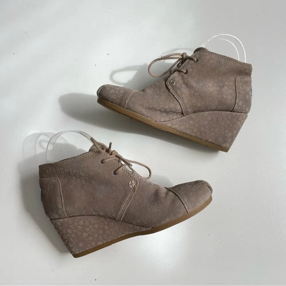 Toms Booties Desert Ankle Wedge Leather Lace Up Comfort Polka Dot Beige Taupe - Image 6