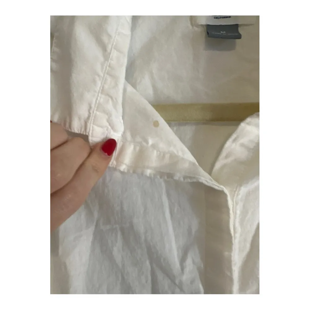 Old Navy White Collared Button Down Sleeveless Eyelet Blouse Size Medium - Image 4