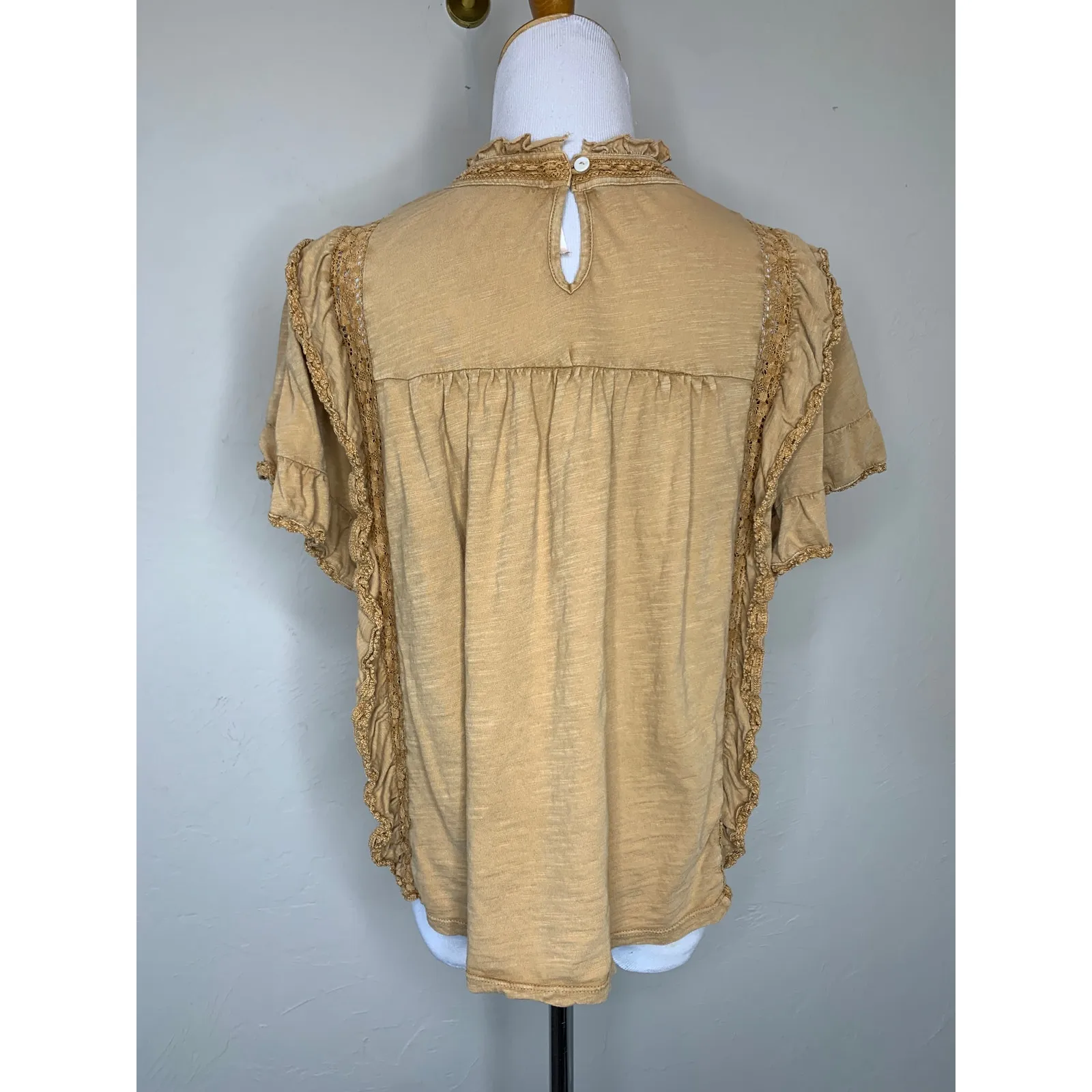 Free People “Le Femme Tee” Sandstone Short Ruffled Sleeve Blouse Sz Large - Image 4