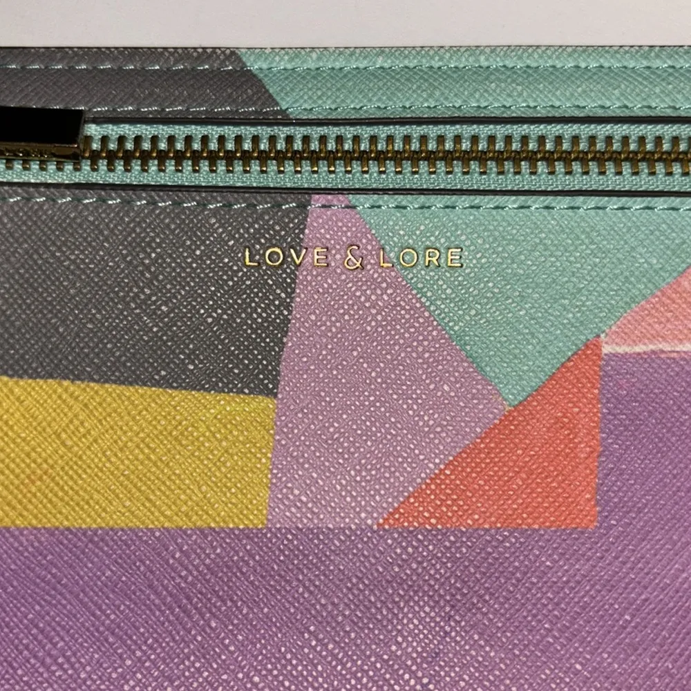 LOVE & LORE TRAVEL WALLET COLORFUL GEOMETRIC DESIGN 2 SNAP CLOSURES Green - Image 2