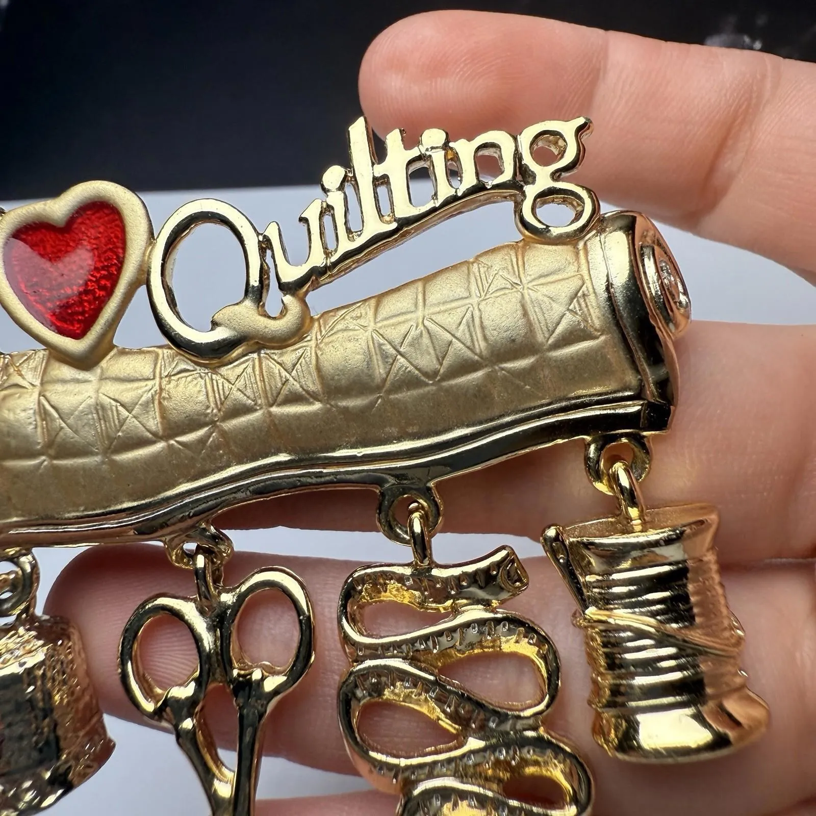 I Love Quilting Scissors Thread Thimble Dangles Gold Tone Brooch Pin AJC Signed - Image 12