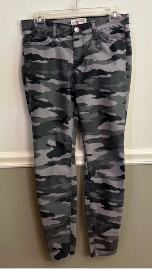 Current Elliot The Ankle Skinny Distressed Black Camo Coating Cheville Size 27 - Image 1