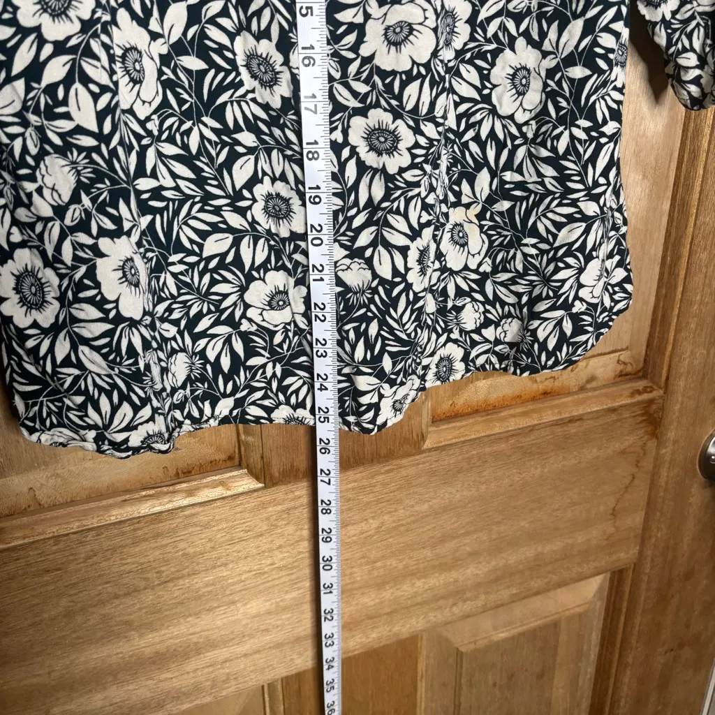 Gia curves women’s Floral green and‎ White top size M Size M - Image 7