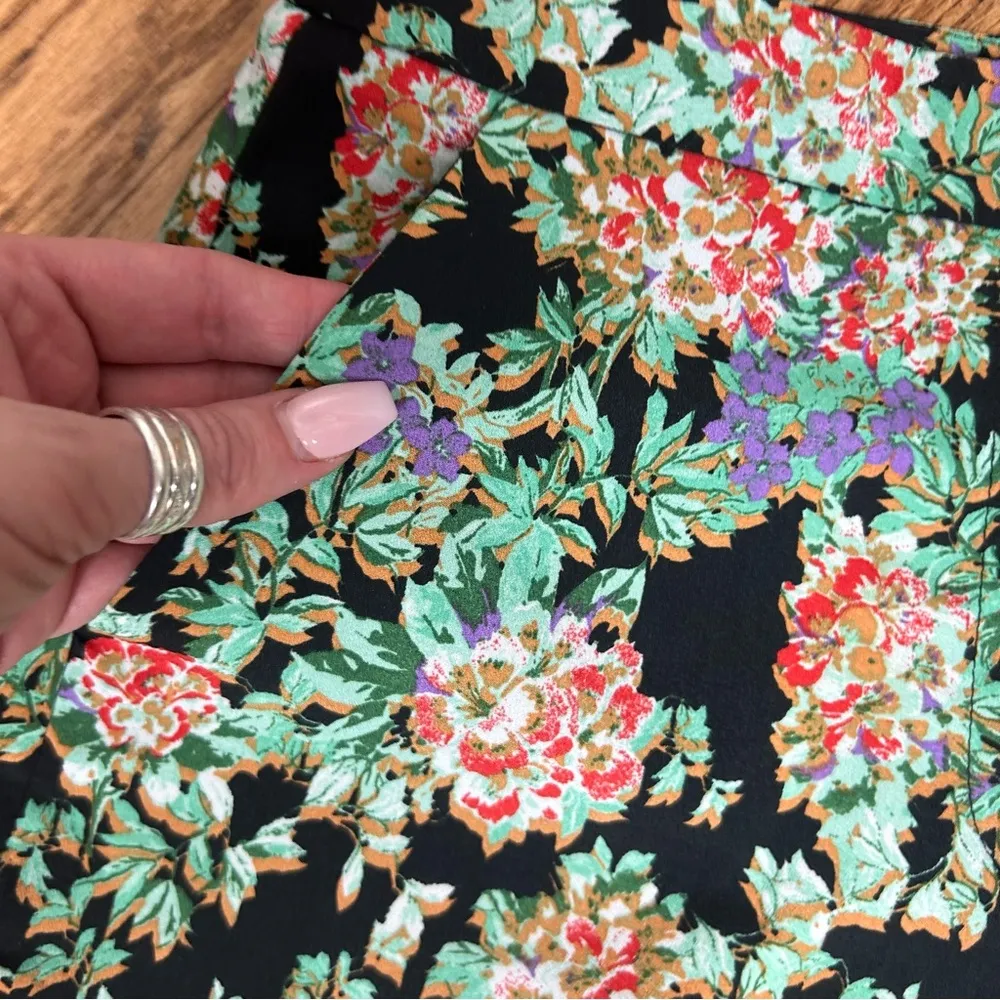 TOPSHOP | Floral Lace Trim Hem Shorts Size 4 - Image 9