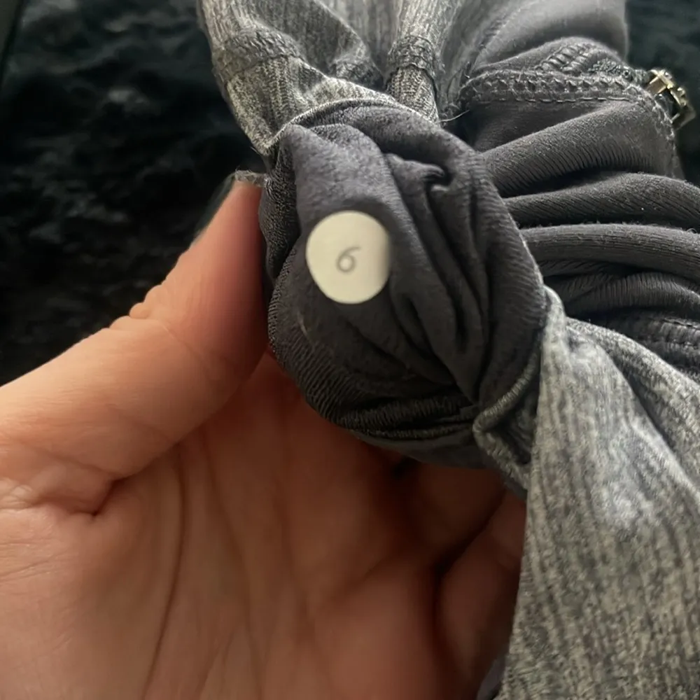 Lululemon Women's Gray Zipper Pocket Hustle Crop Luxtreme Leggings Sz 6 - Image 6