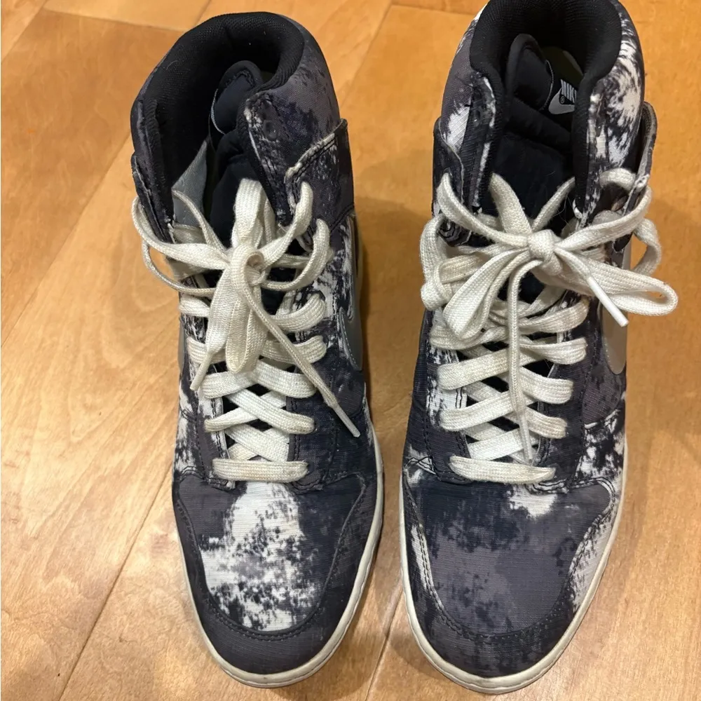 Nike Dunk Sky Hi hidden wedge sneakers gray white print sz 10 - Image 2