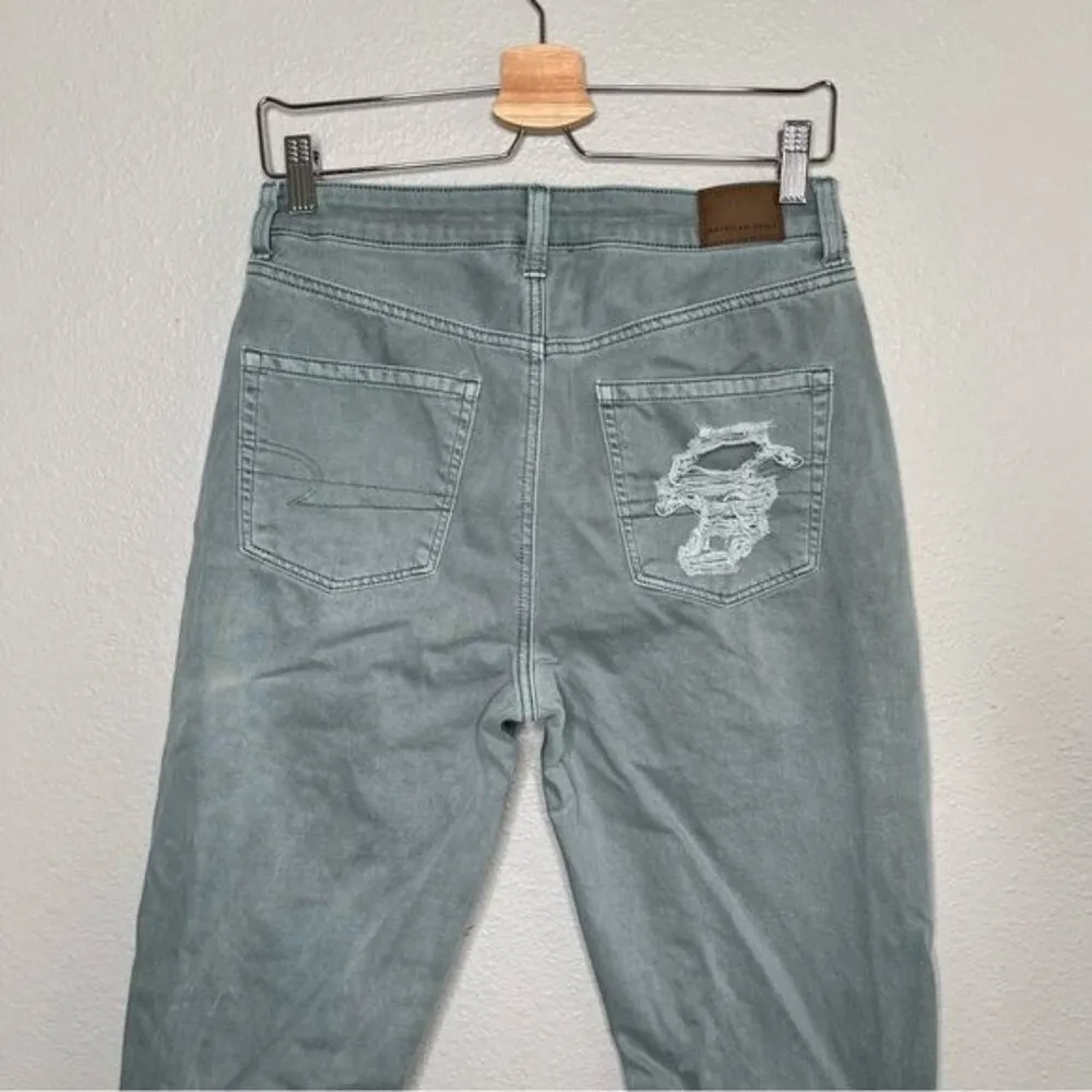 American Eagle distressed ripped high waisted light Wash mom jeans size 6 short - Image 3