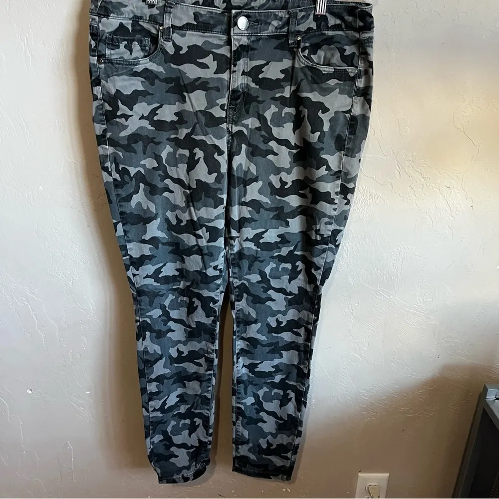 Lane‎ Bryant Gray Camo Soft Skinny Crop Pants - Image 2