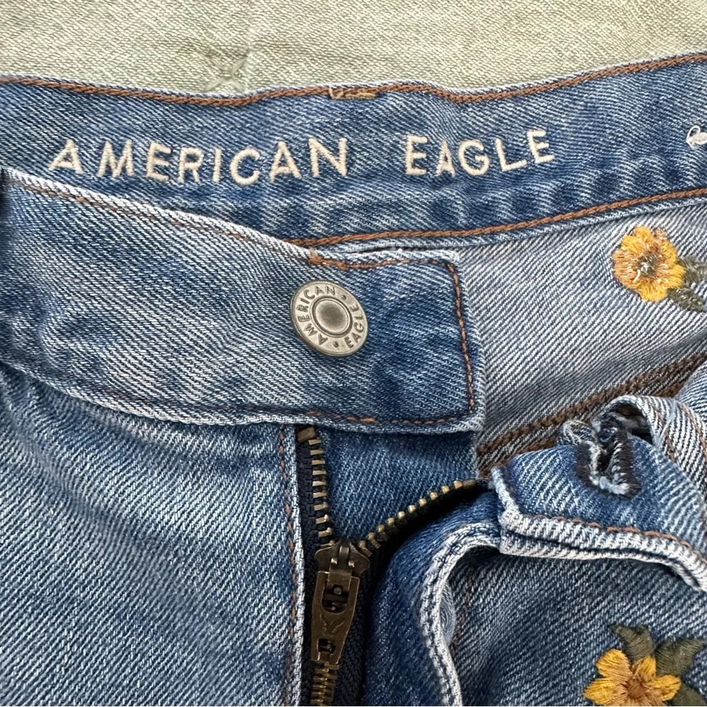 American Eagle Daisy Print Raw Hem Denim Shorts Size 6 - Image 3