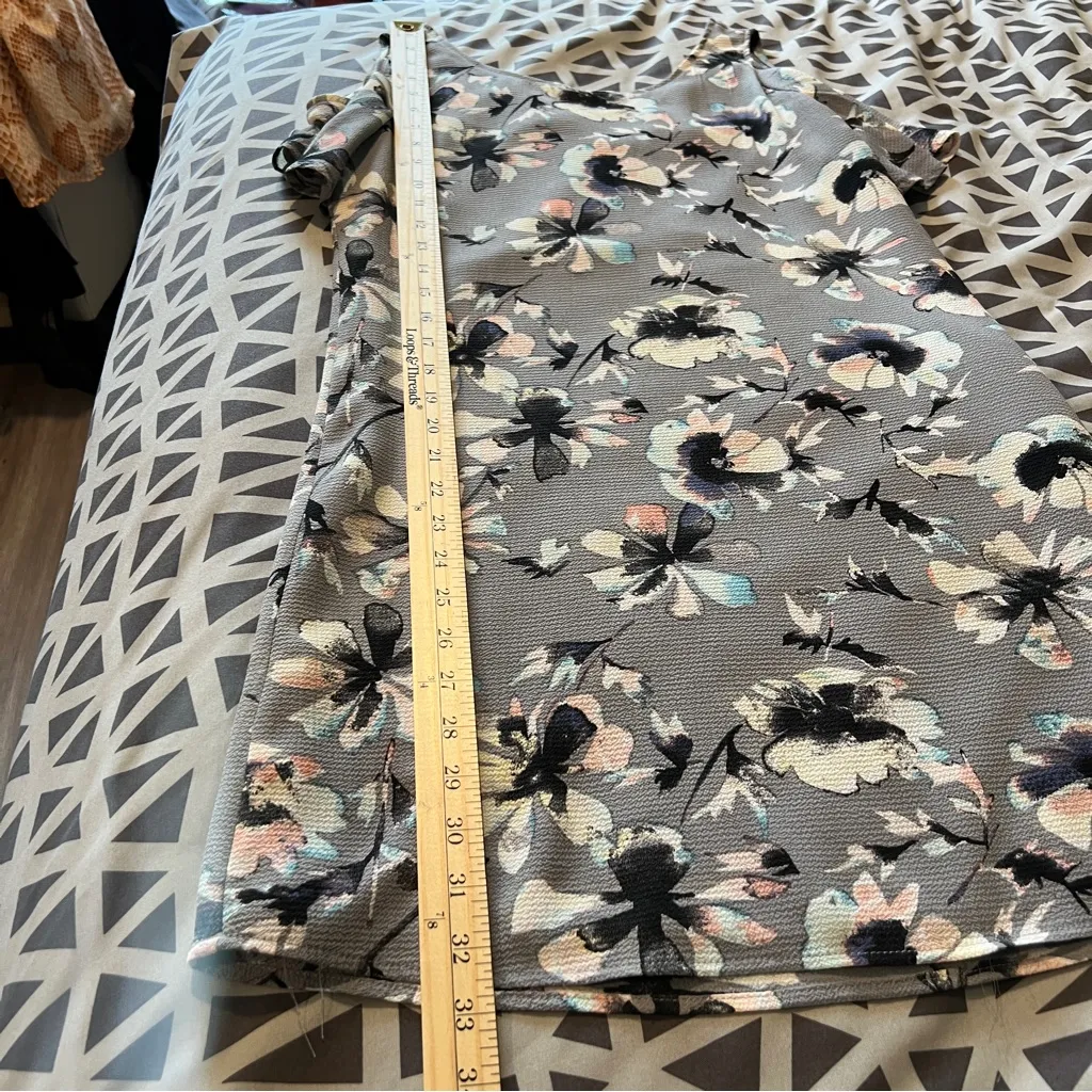 C&E Crepe Floral Flutter Sleeve Cold Shoulder V Back Tunic Dress Size‎ XS - Image 9