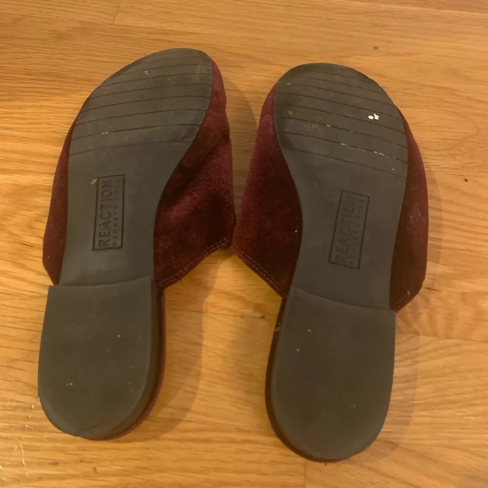 Kenneth Cole Reaction Maroon Wyatt Gold Studded Velvet Slide Size 8 Red - Image 3