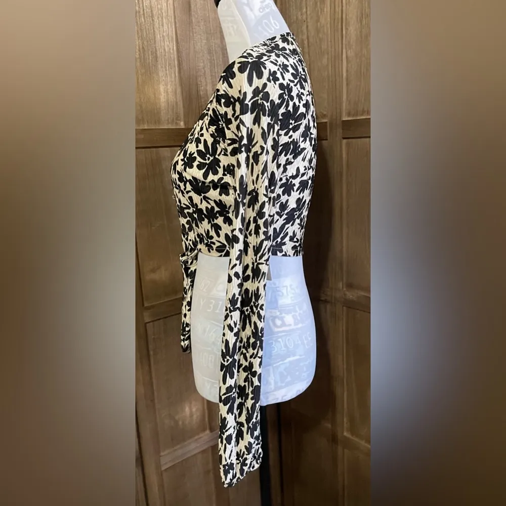 NWT Women’s Crop Tie Blouse. - Image 2