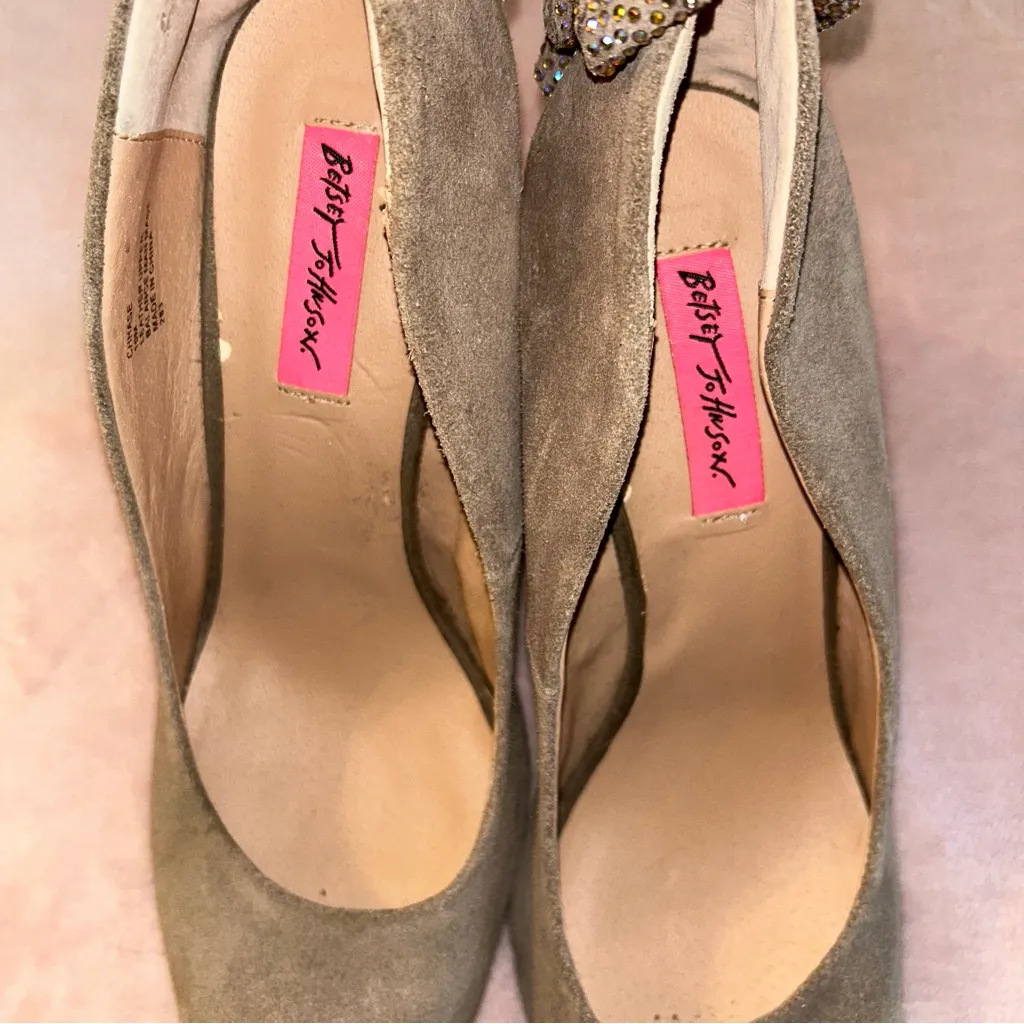 Betsey Johnson taupe suede rhinestone wedge shoes size 10 bows on back - Image 7
