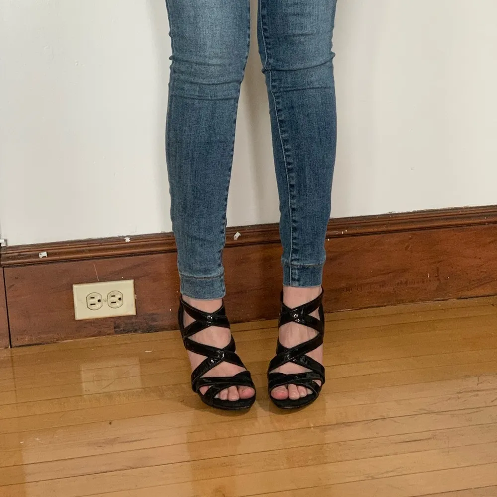 🖤 black BCBG heels - Image 6