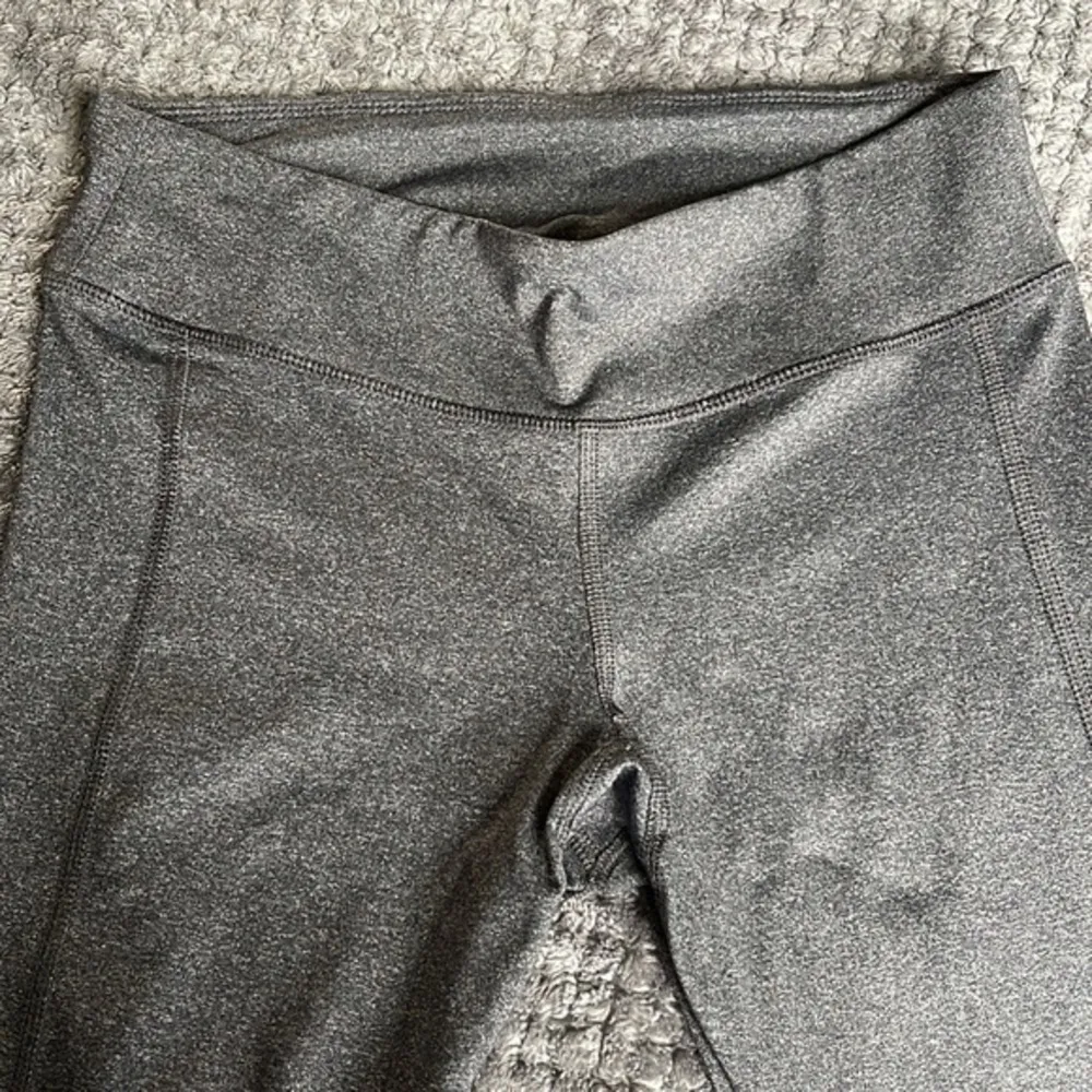 Old Navy Active Wear Gym Gray Capri Leggings Size Small EUC #2897 - Image 2