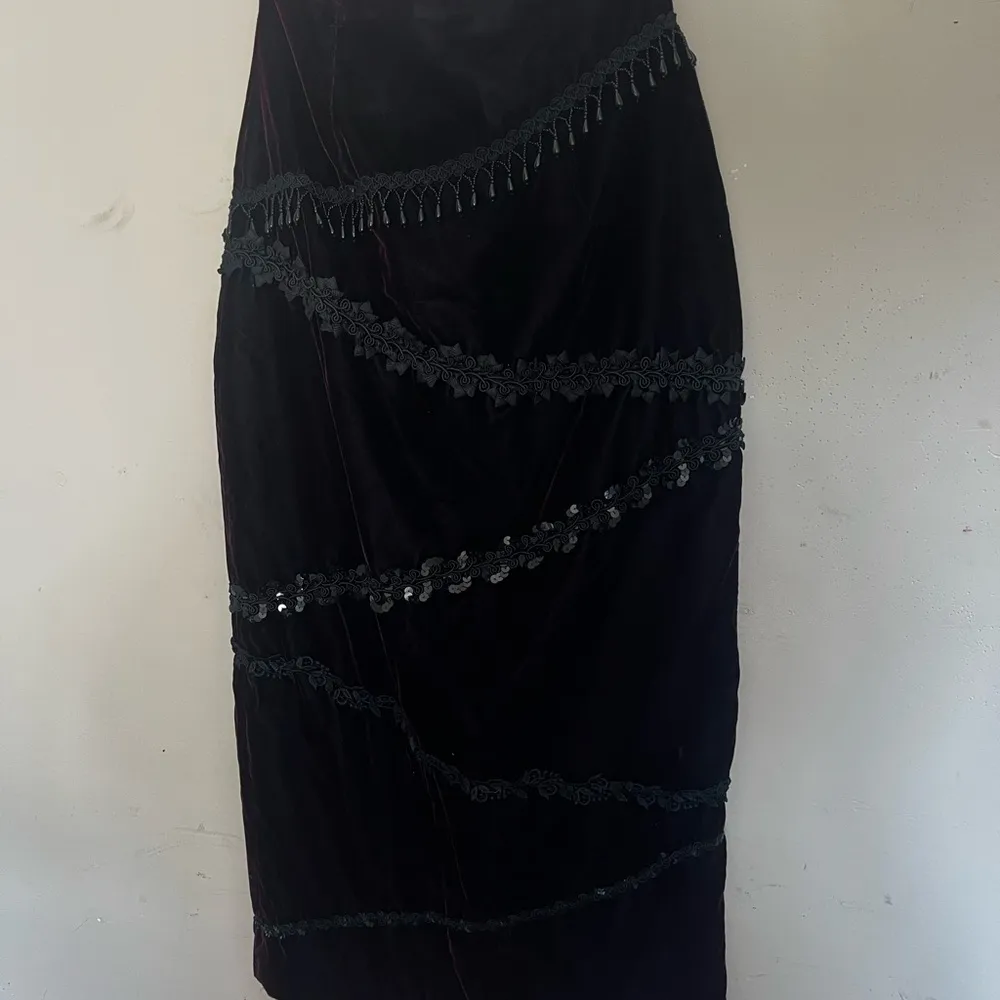 Red Sequin Embellished Midi Pencil Skirt - Image 8