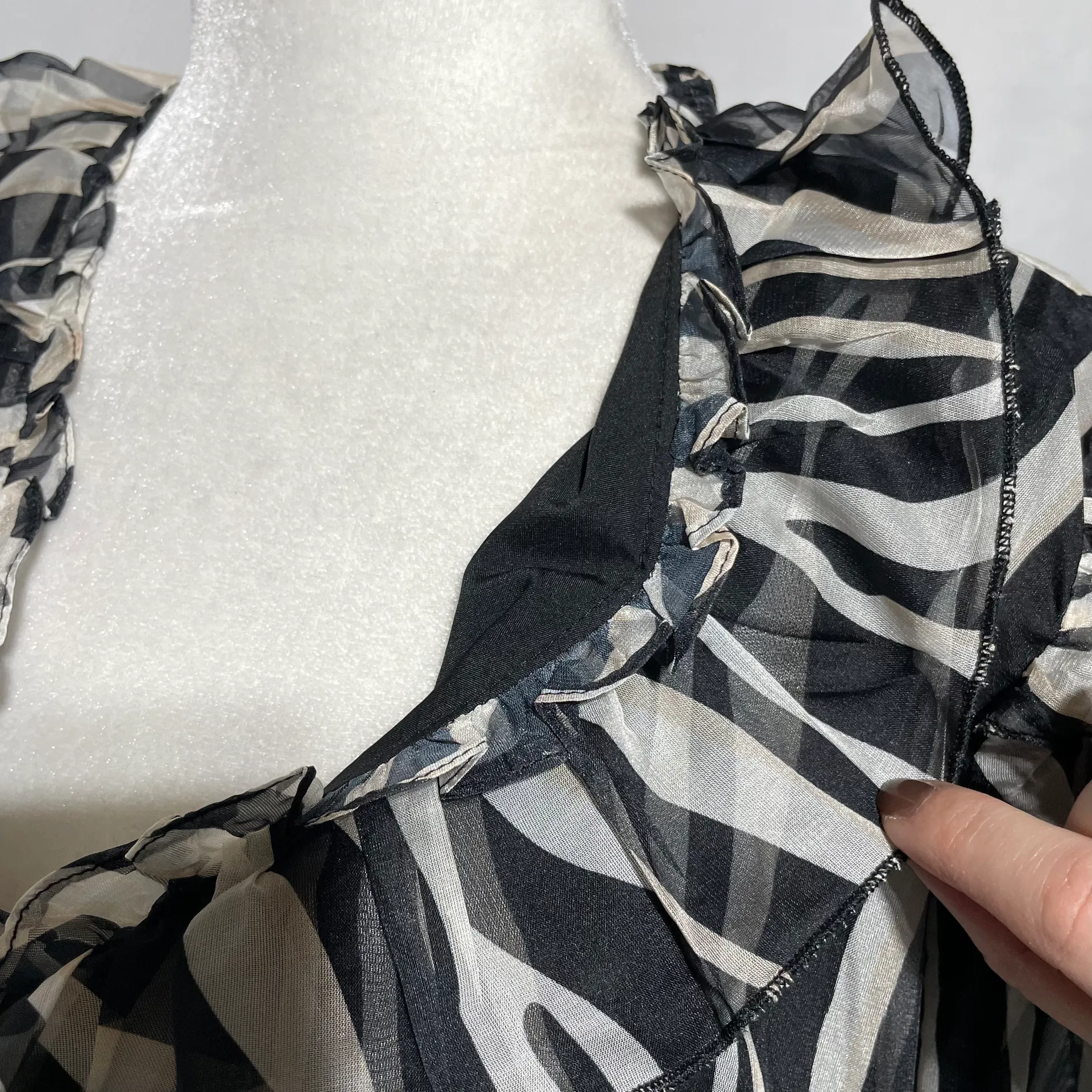 New  Zebra Print Ruffle Long Sleeve Crop Top Black Multi Size Medium - Image 8