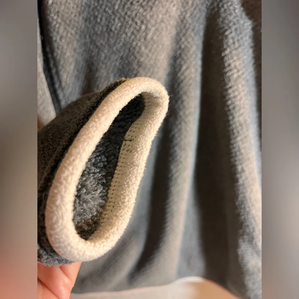 Patagonia women’s size LG 1/4 snap PolarTec in Gray and Cream pockets unisex - Image 8