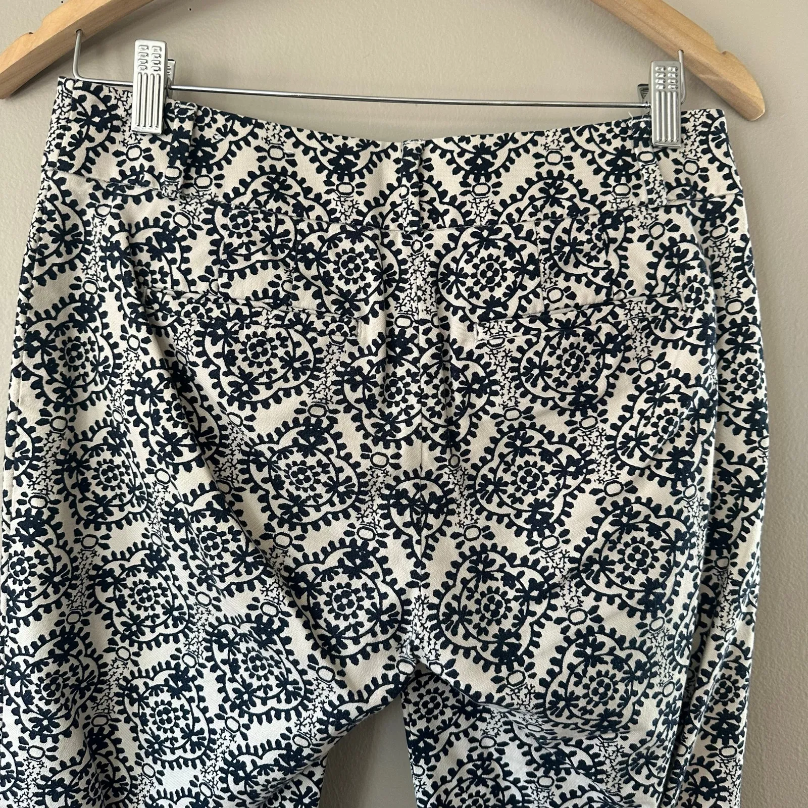 LOFT Floral Pattern Julie Capris Size 0P - Image 7