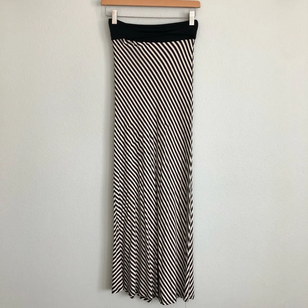 Coco Avante Black/White Strip Maxi Skirt. Size Medium - Image 3