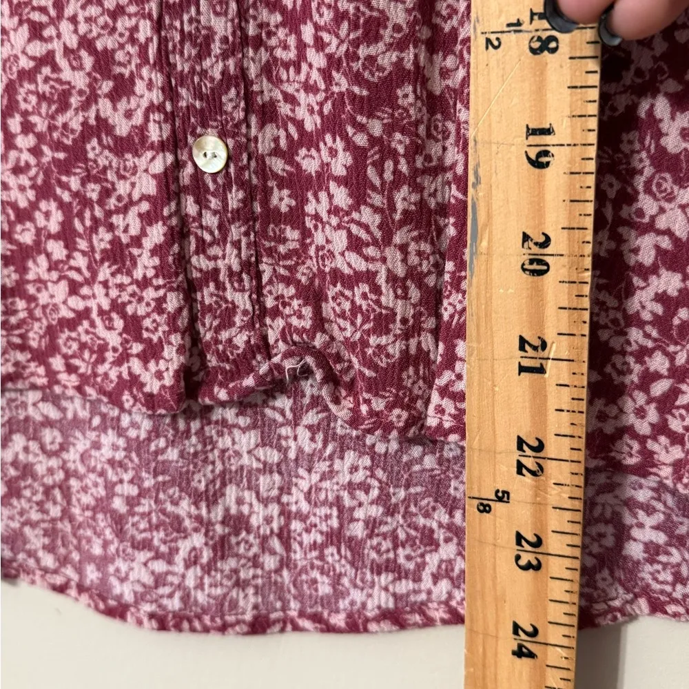 LUQ size large burgundy pink floral pullover faux Button - Image 2