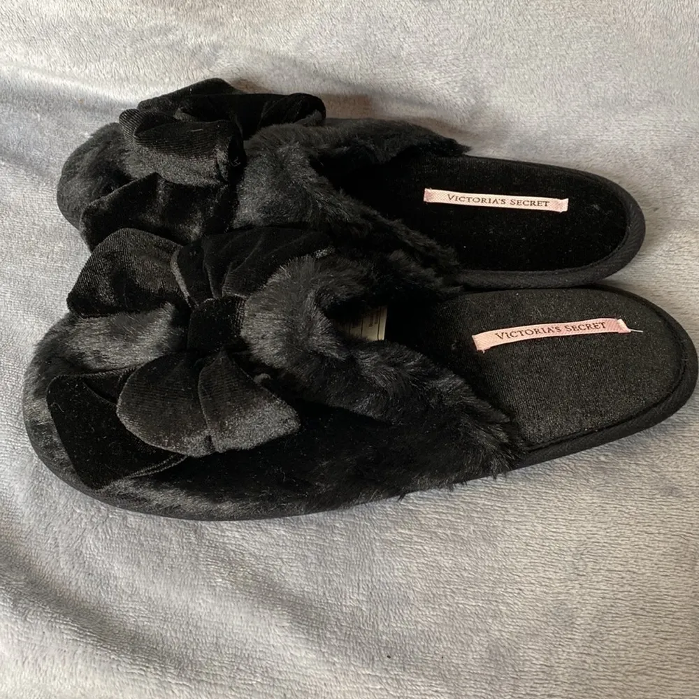 NWOT Victoria's Secret Women's Velvet Bow Slippers Size M - Image 3