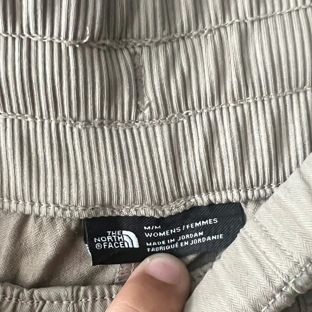 The North Face Tan Lightweight Hiking Pants Size Medium - Image 8