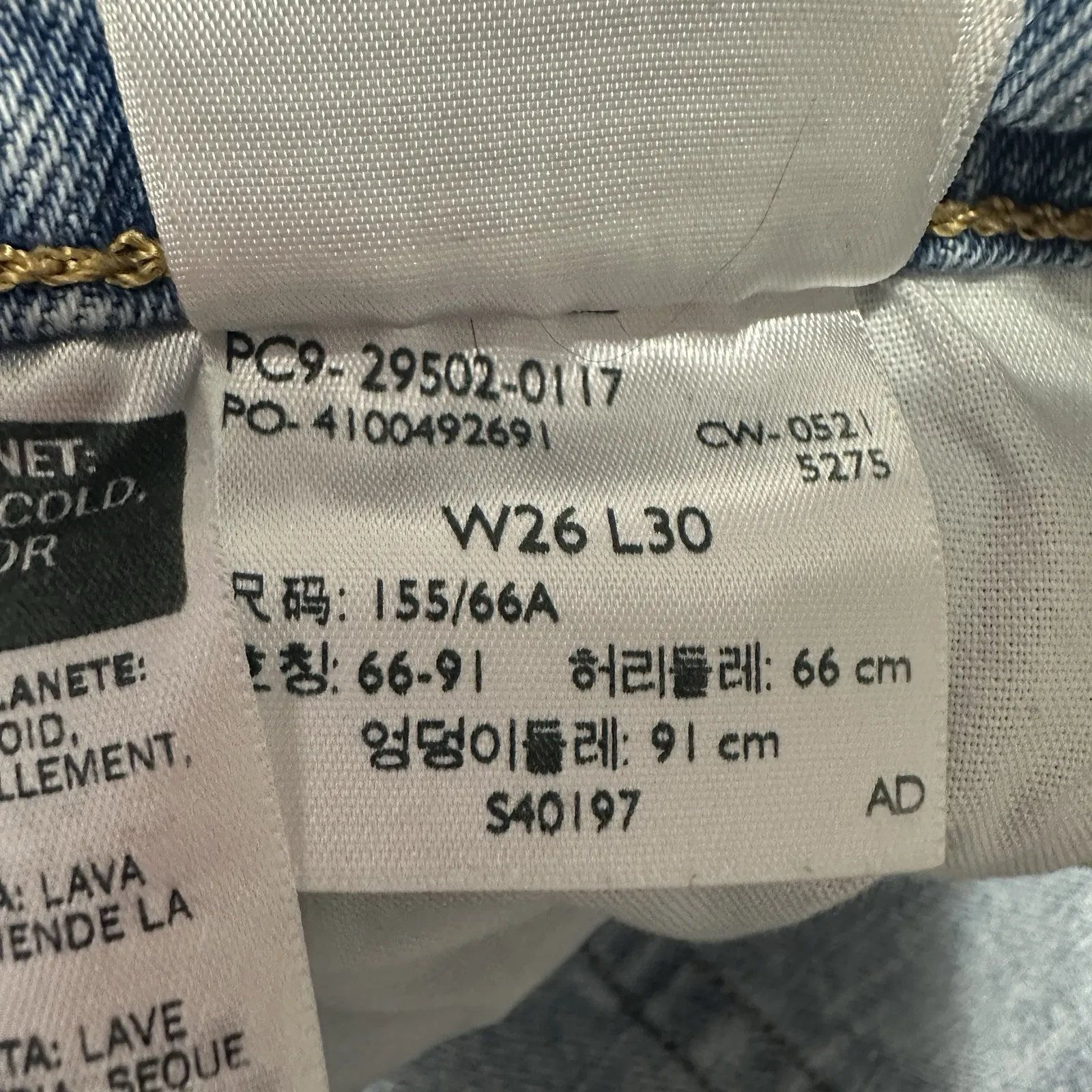 Levis 501 Premium Denim Jeans Womens Size 26x30 Button Fly Light Wash Raw Hem - Image 7