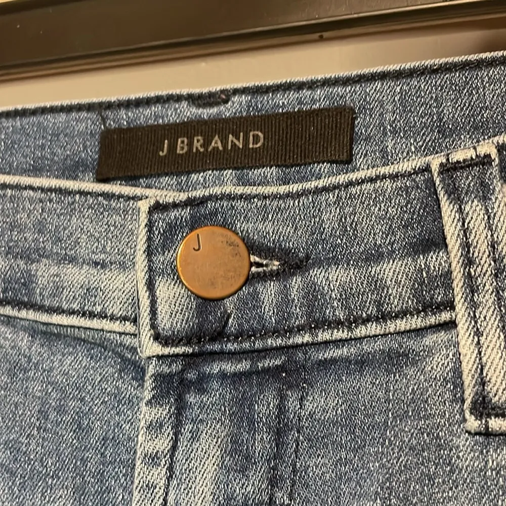 J Brand- Alana High-Rise Crop Ankle Jeans in Fix Up Destruct Wash- Size 26 - Image 8