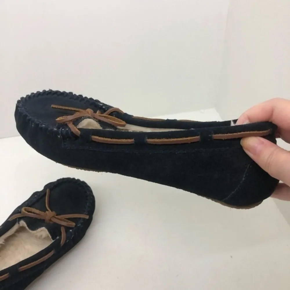 Minnetonka Navy leather slippers faux fur lined - Image 7