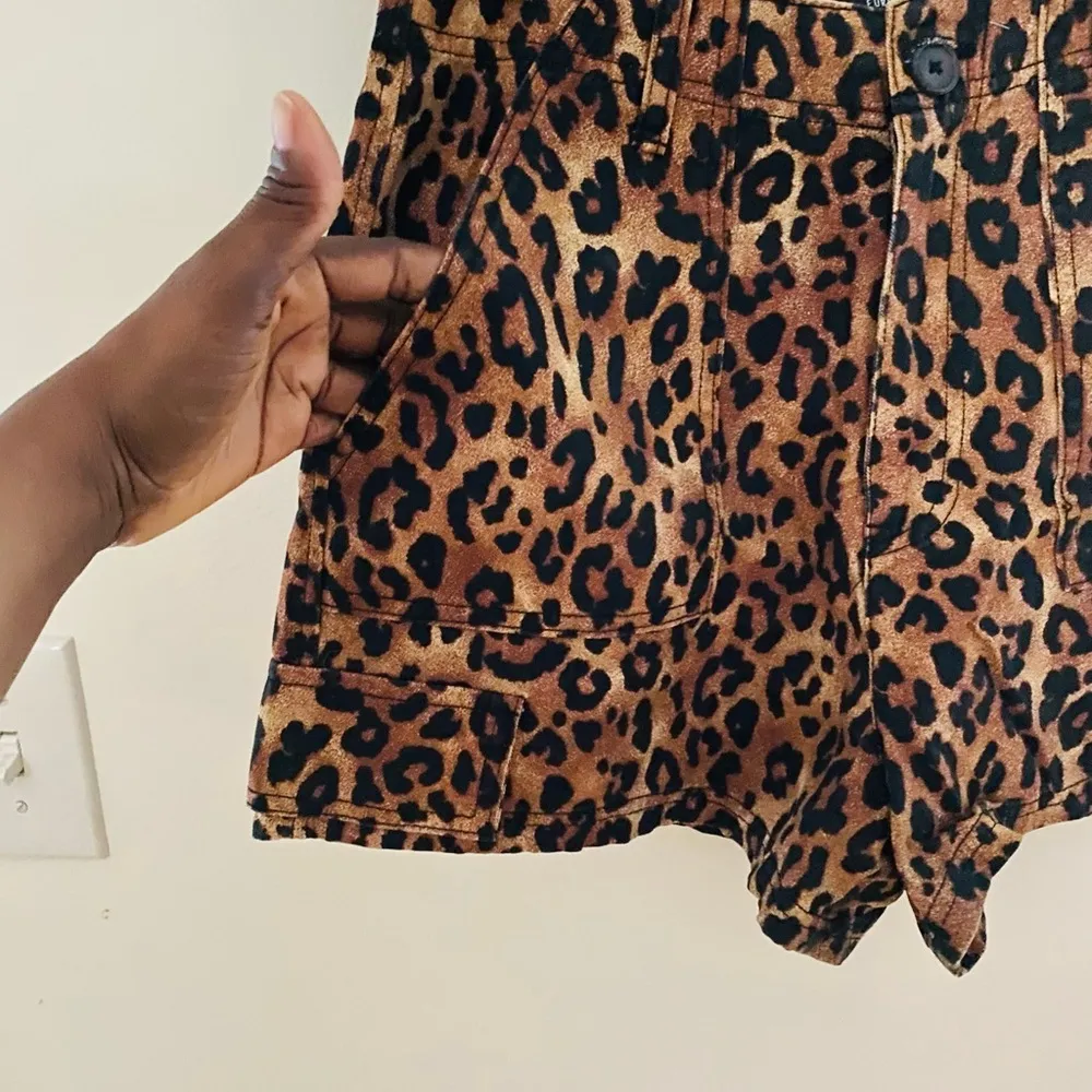 Forever 21  Animal Print Short with two side pockets. Size: M - Image 3