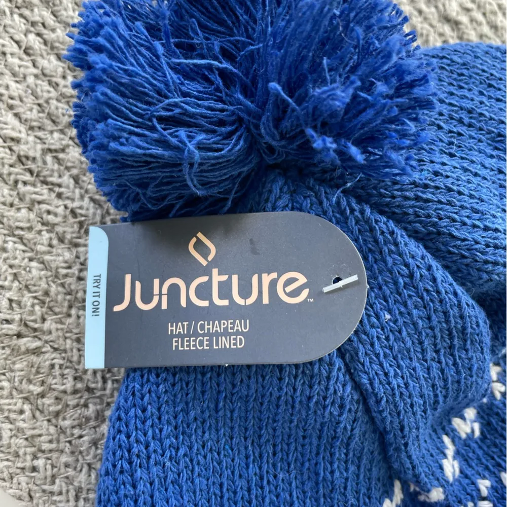 Juncture Cobalt Blue and White Snowflake Fleece Lined Knit Hat with Pom NWT - Image 5