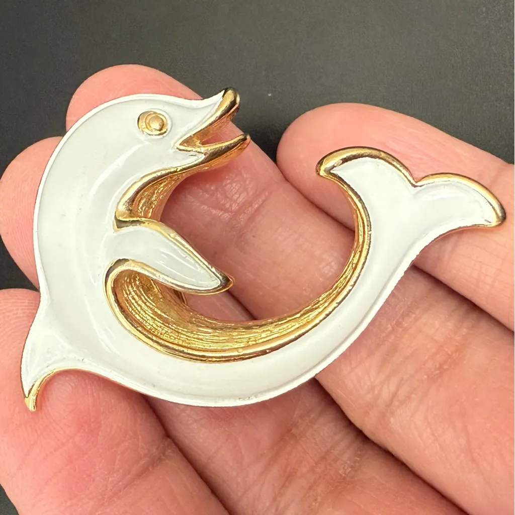 Vintage Crown TRIFARI White Enamel Gold-tone Dolphin Brooch 12.5g. - Image 6